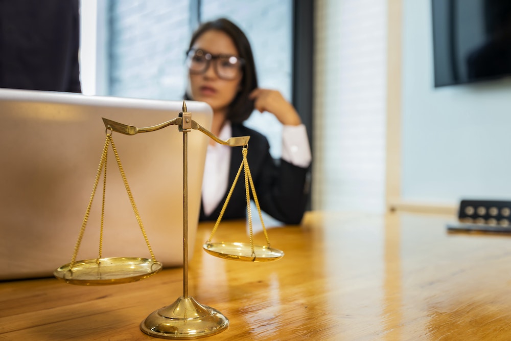 Le bouclier juridique: Le rôle essentiel des avocats dans la lutte contre la corruption