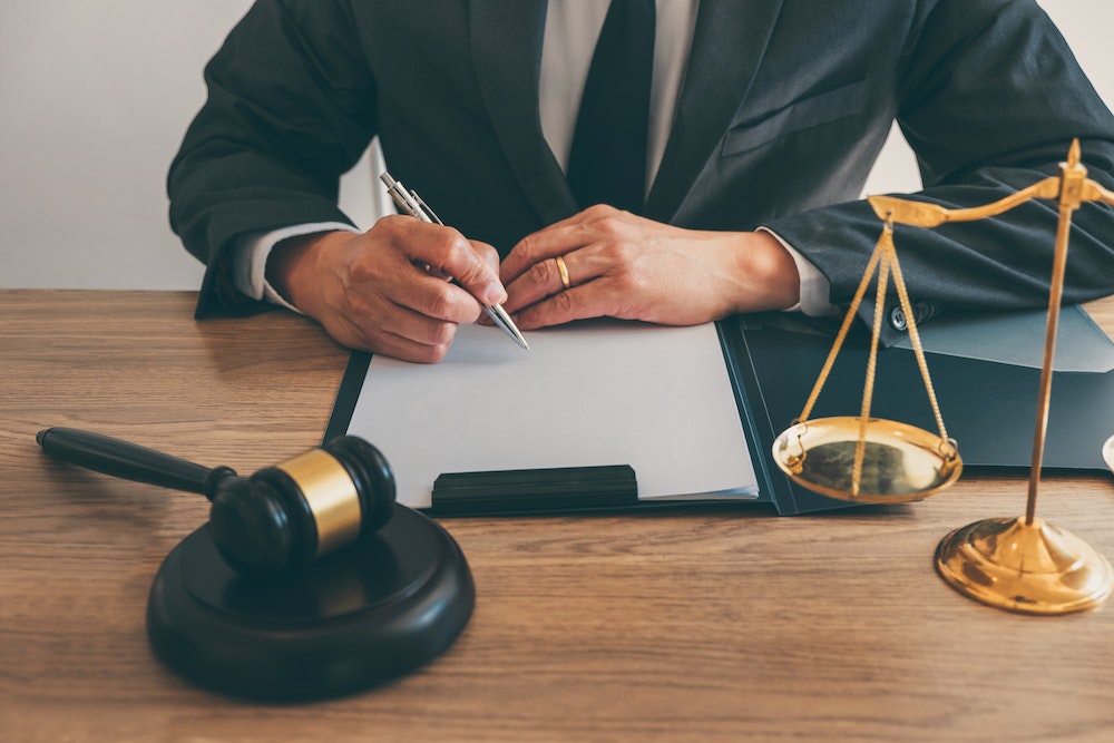 Décryptage des Salaires dans le Monde du Barreau : Combien Gagne Réellement un Avocat ?