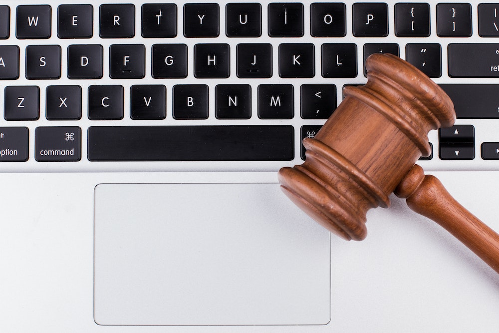 La démocratie et la loi : un équilibre indispensable pour la justice