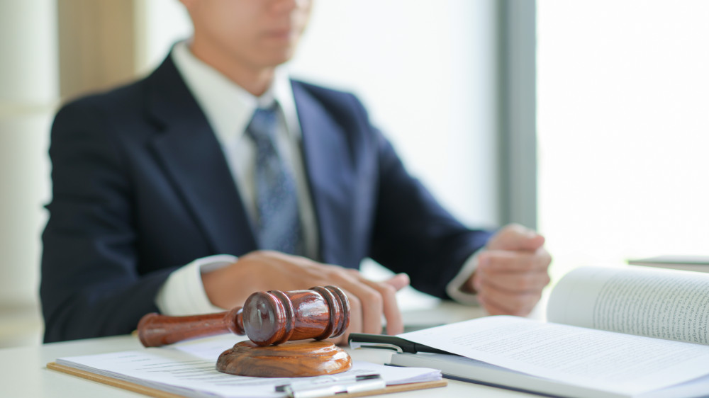 Le rôle primordial des tribunaux dans l'application des lois